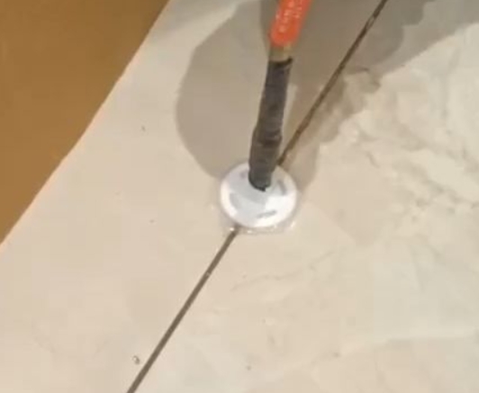 华阴瓷砖空鼓维修公司专业解答瓷砖在铺贴过程中，如果没有涂抹均匀到位的粘结材料（如水泥砂浆或瓷砖胶），可能会导致以下问题