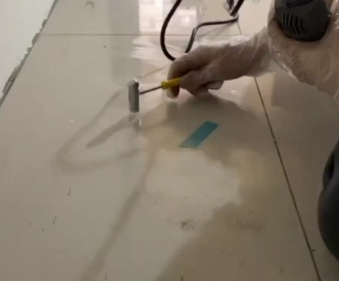 华阴瓷砖开裂维修公司专业分享瓷砖在铺贴前如果没有沥干水分，将会导致以下问题